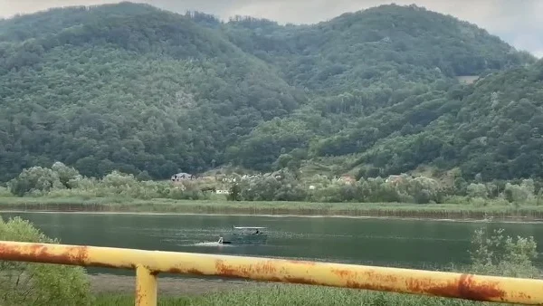 ŠOKANTAN SNIMAK NAKON KOMEMORACIJE: Sa splava na Zvorničkom jezeru odjekivala pjesma “Da Bog da se Srebrenica triput ponovila”