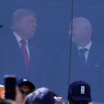 Ovaj trenutak izazvao je buru: Svijet ne može vjerovati ko je prišao Donaldu Trumpu s trofejem