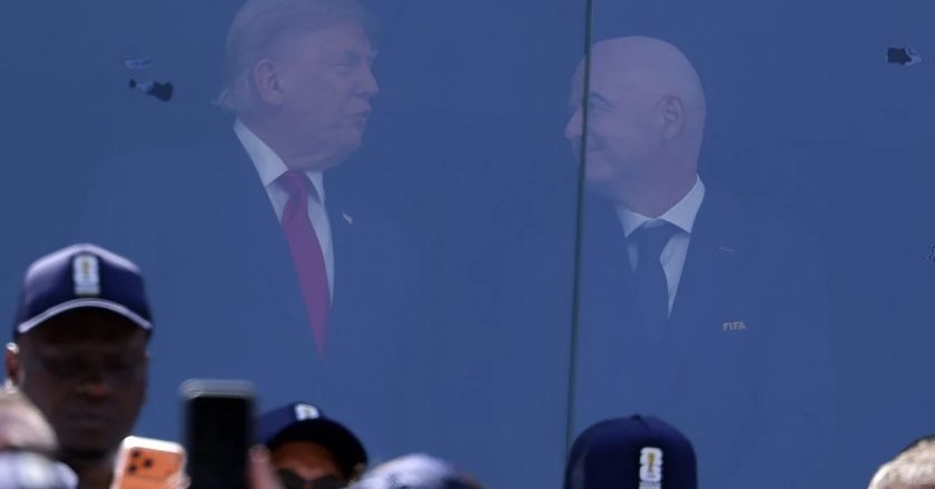 Ovaj trenutak izazvao je buru: Svijet ne može vjerovati ko je prišao Donaldu Trumpu s trofejem