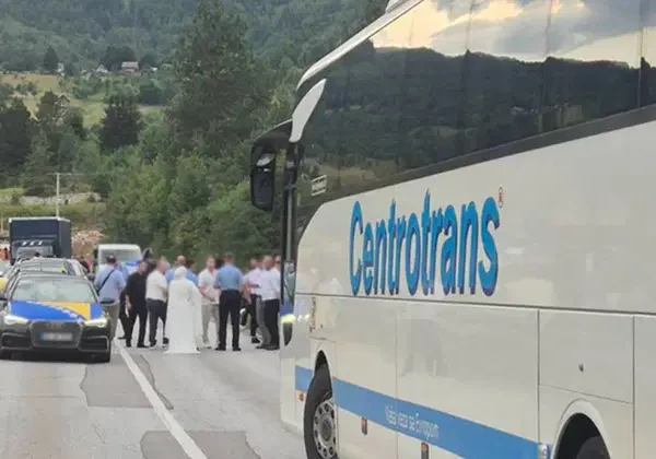 Masovna tuča blokirala magistralni put Sarajevo – Sokolac: Formirane duge kolone, policija na terenu