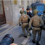 Dramatične scene ispred MUP-a u Sarajevu: U toku privođenje osumnjičenih u akciji “Catering”