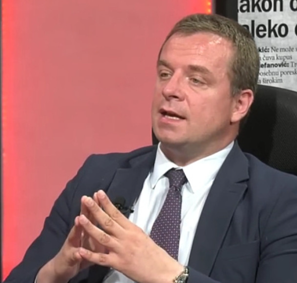 Advokat Čedomir Stojković upozorio: Jedan detalj na beogradskom aerodromu, tokom dočeka tijela Ratka Mladića, izazvao brojne reakcije