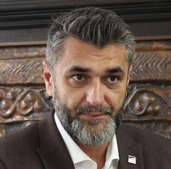 Suljagić oglasio uzbunu: „Sprema se nova akcija protiv Memorijalnog centra, stižu transporteri, specijalci i kamere“