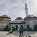 Sramotan prizor u Banjoj Luci: Gazanfer-begova džamija osvanula s uvredljivim natpisom