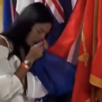 Veliki diplomatski gaf: Srbijanska ambasadorica poljubila zastavu Nizozemske misleći da je srbijanska, pa pokazala tri prsta