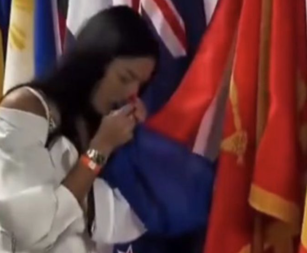 Veliki diplomatski gaf: Srbijanska ambasadorica poljubila zastavu Nizozemske misleći da je srbijanska, pa pokazala tri prsta