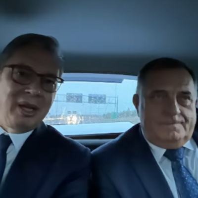 Vučić objavio fotografiju s Dodikom iz automobila: “Mile i ja na zadnjem sjedištu moje Škode”