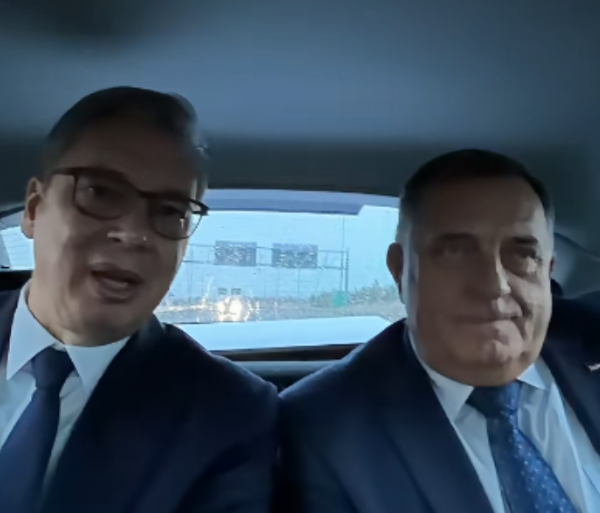 Vučić objavio fotografiju s Dodikom iz automobila: “Mile i ja na zadnjem sjedištu moje Škode”